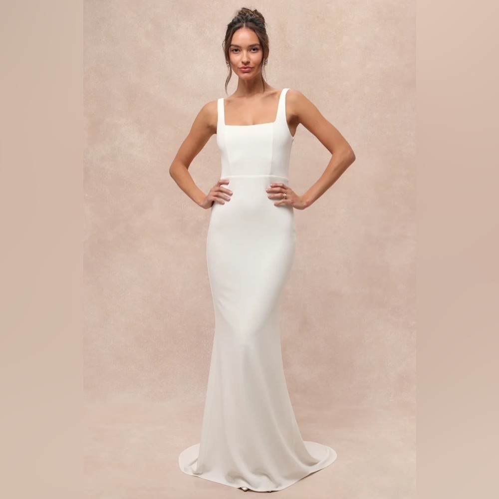 Regal Classic White Sleeveless Twist-Back Maxi
Dress